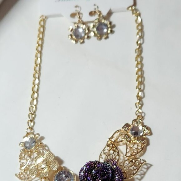 Intricate large bib necklace & earrings rose costume jewelry gold tone NWT - Picture 4 of 4